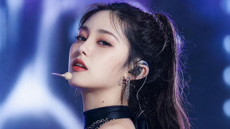 IVE’s Rei says Starship wanted her mole removed, and why that refusal still matters for K-pop beauty standards