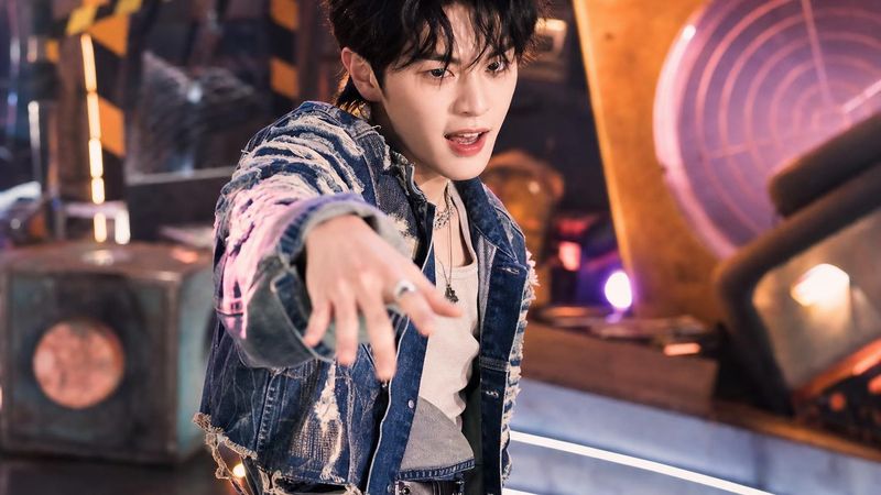 SEVENTEEN’s Dino lands an unexpected feature on Picheolin’s Gilboard tracklist, deepening his solo persona