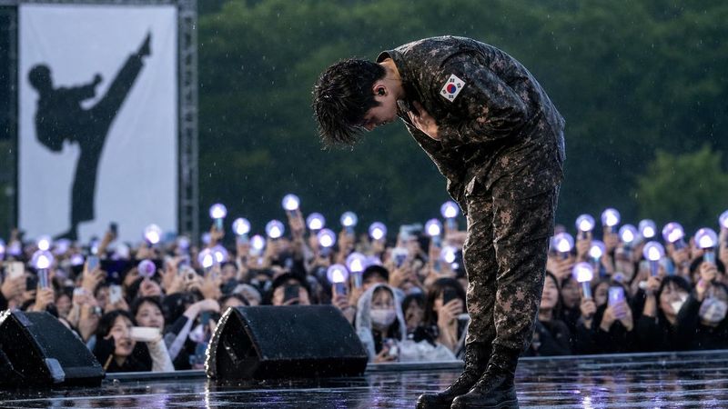 SEVENTEEN’s Hoshi’s tearful apology in uniform has K-pop fans worried about idol mental health under conscription