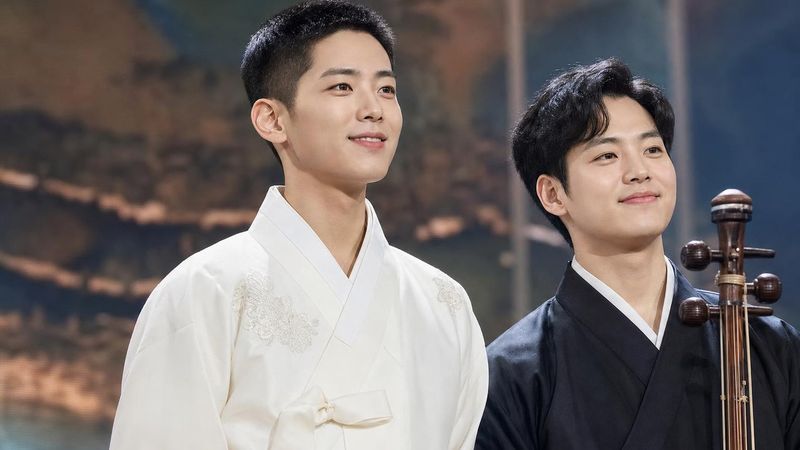 Why Cha Eun-woo’s rare army band photo has AROHAs focused on his broader-looking silhouette